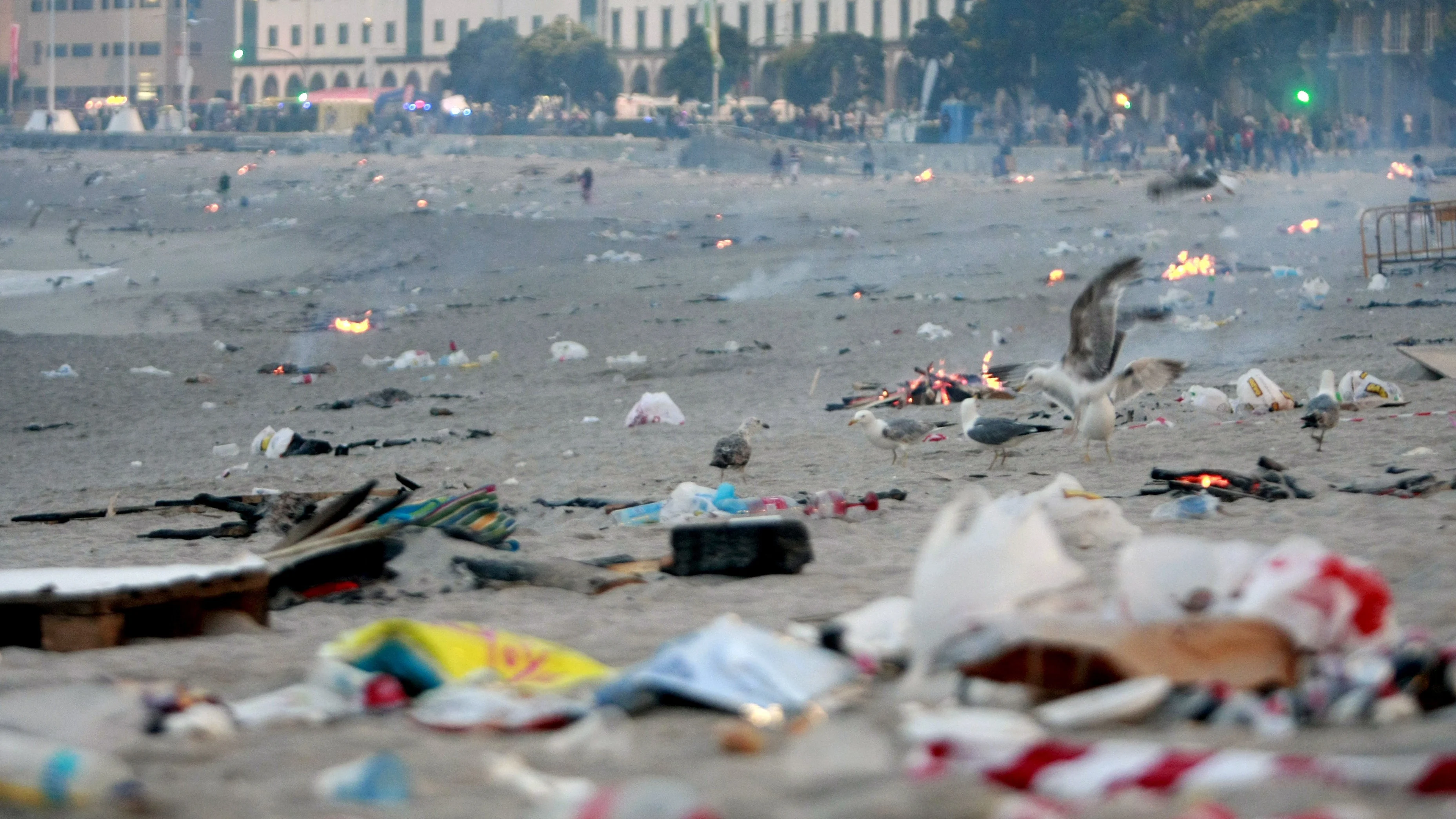 Aspecto que presentaba la playa de Riazor, en A Coruña, tras las hogueras de San Juan Aspecto que presentaba la playa de Riazor, en A Coruña, tras las hogueras de San Juan
