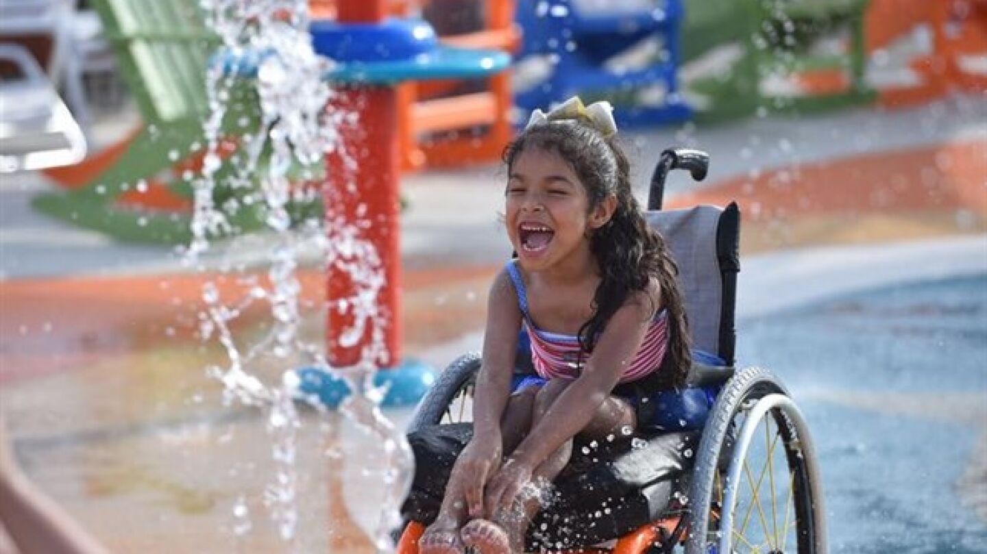 Una ni&ntilde;a con discapacidad disfrutando del nuevo parque acuatico
