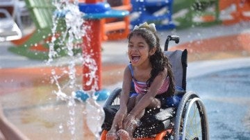 Una niña con discapacidad disfrutando del nuevo parque acuatico