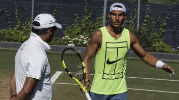 Toni Nadal observa a Rafa en un entrenamiento en Mallorca