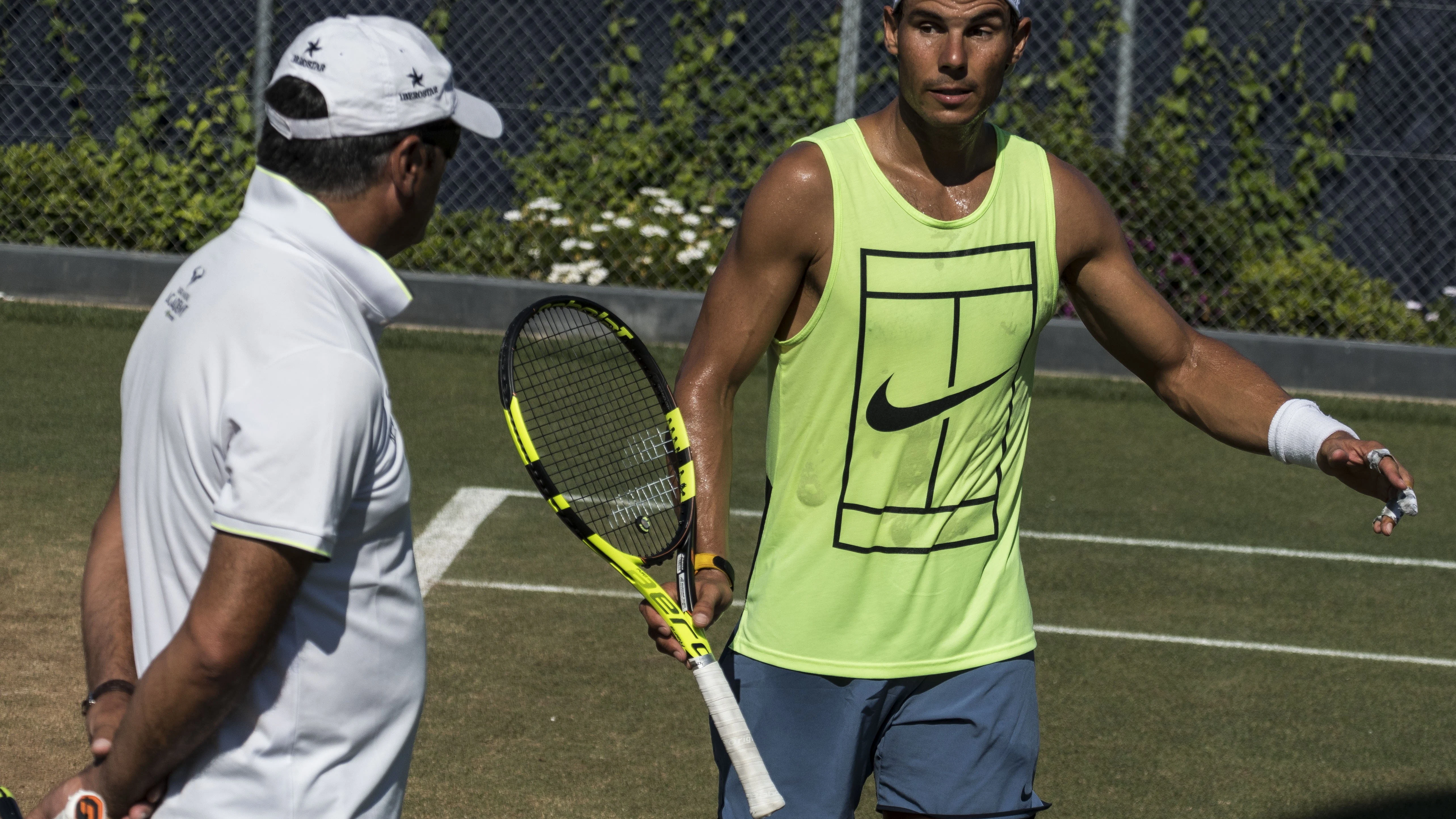 Toni Nadal observa a Rafa en un entrenamiento en Mallorca