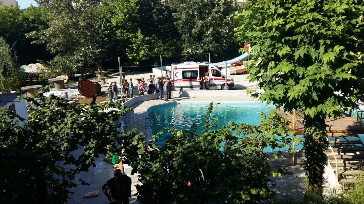 Las autoridades inspeccionan la piscina donde cinco personas han muerto electrocutadas, en Sakarya, Turquía Las autoridades inspeccionan la piscina donde cinco personas han muerto electrocutadas, en Sakarya, Turquía