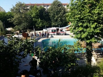 Las autoridades inspeccionan la piscina donde cinco personas han muerto electrocutadas, en Sakarya, Turquía Las autoridades inspeccionan la piscina donde cinco personas han muerto electrocutadas, en Sakarya, Turquía