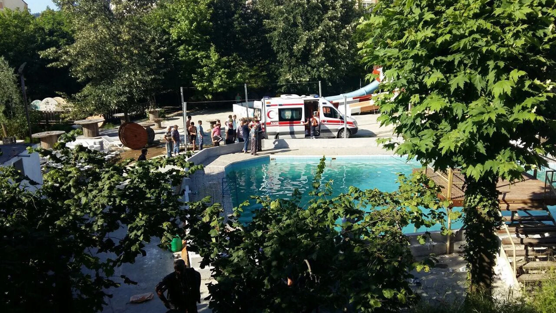 Las autoridades inspeccionan la piscina donde cinco personas han muerto electrocutadas, en Sakarya, Turquía