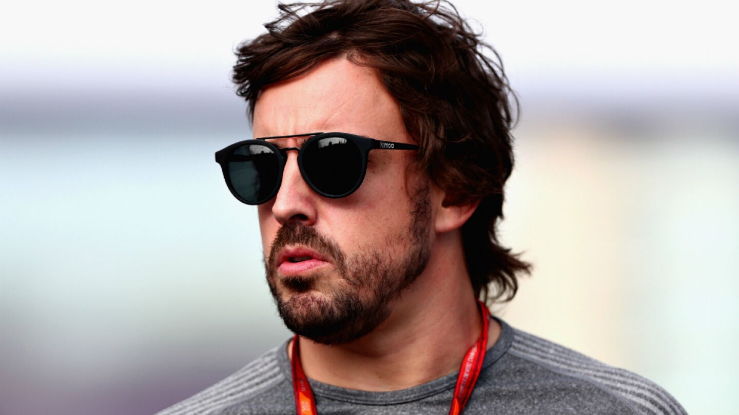 Fernando Alonso, en el paddock de Azerbaiy&aacute;n