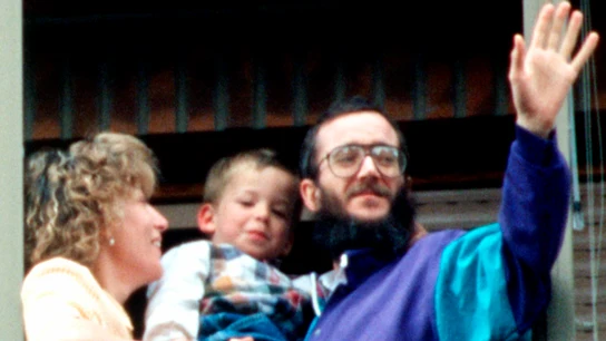 José Antonio Ortega Lara junto a su familia saluda desde la ventana de su casa José Antonio Ortega Lara junto a su familia saluda desde la ventana de su casa
