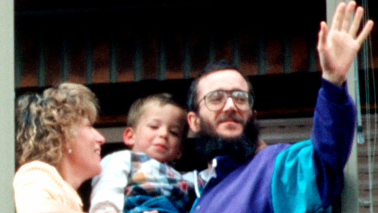 Jos&eacute; Antonio Ortega Lara junto a su familia saluda desde la ventana de su casa