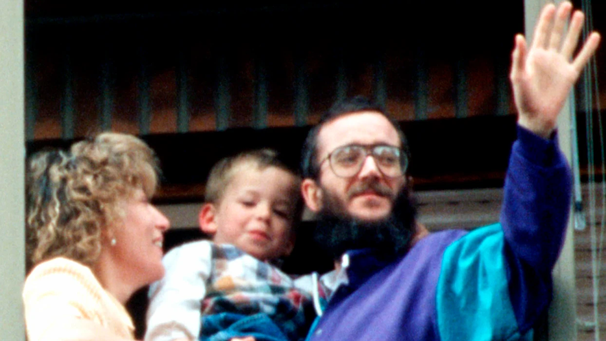 José Antonio Ortega Lara junto a su familia saluda desde la ventana de su casa