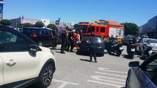 Una madre deja encerrado a su hijo de siete años en el coche Una madre deja encerrado a su hijo de siete años en el coche