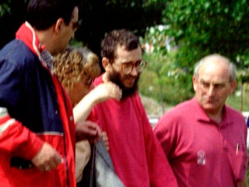 José Antonio Ortega Lara junto con su mujer y otros familiares tras su liberación José Antonio Ortega Lara junto con su mujer y otros familiares tras su liberación