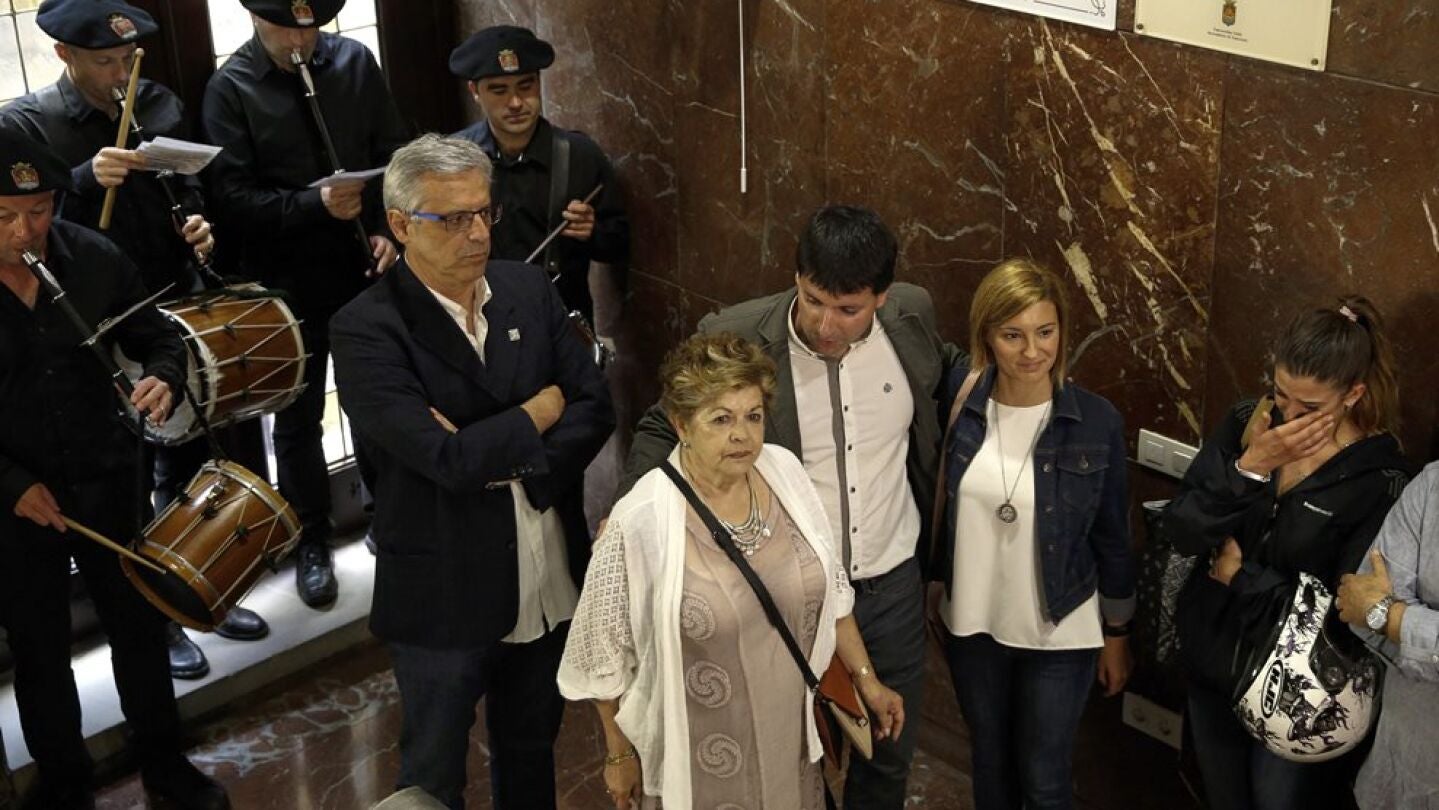 El alcalde de Errenteria, Julen Mendoza (3d), junto a Juani (c), viuda de Jos&eacute; Luis Caso, y Naiara (2d), hija de Manuel Zamarre&ntilde;o