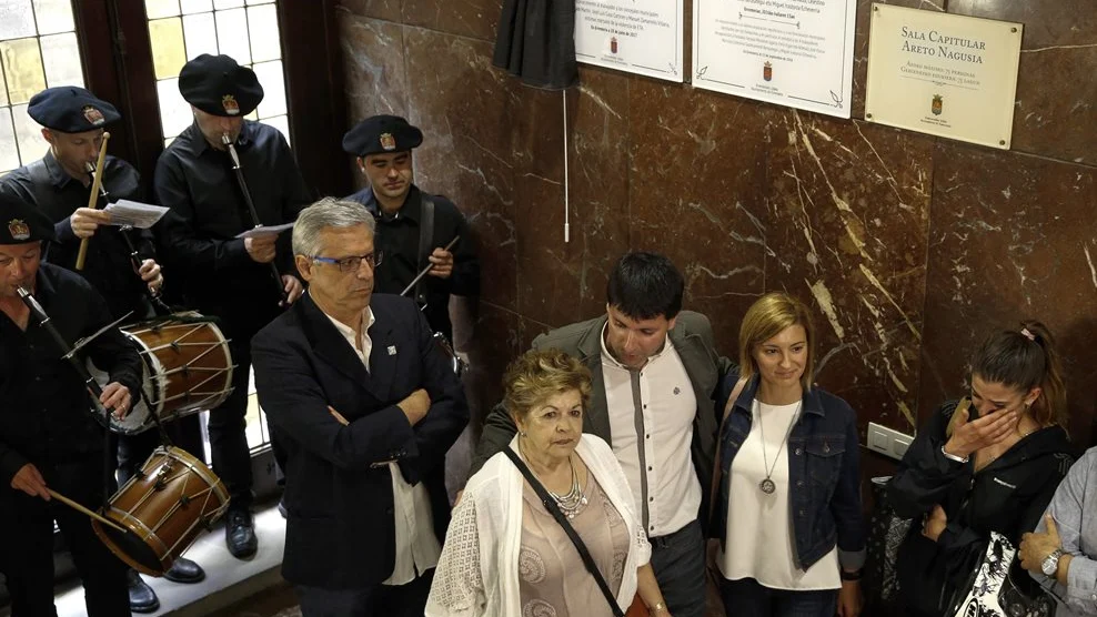 El alcalde de Errenteria, Julen Mendoza (3d), junto a Juani (c), viuda de José Luis Caso, y Naiara (2d), hija de Manuel Zamarreño