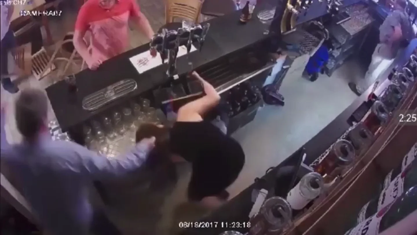 Ataca brutalmente a su mujer y publica en Facebook el vídeo para presumir de la agresión Ataca brutalmente a su mujer y publica en Facebook el vídeo para presumir de la agresión
