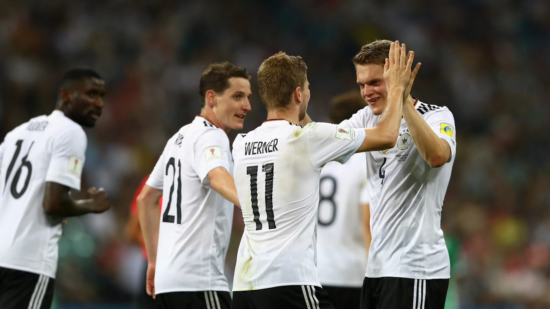 Los jugadores alemanes celebran su triunfo contra México