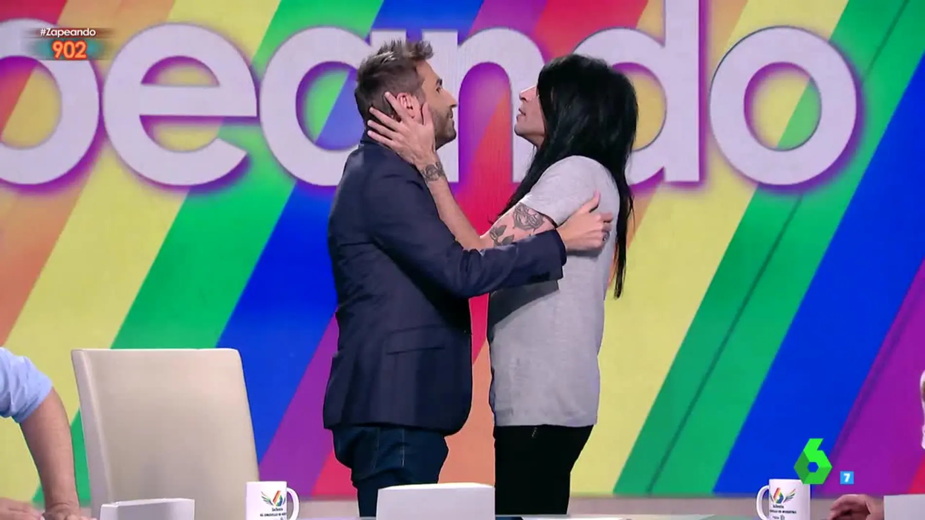 El beso con el que Mario Vaquerizo y Frank Blanco celebran el inicio del World Pride 2017 