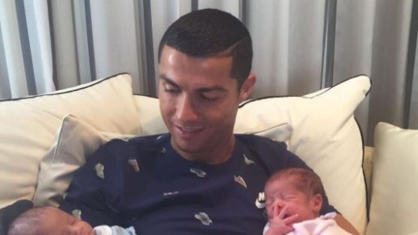 Cristiano Ronaldo, presenta a sus dos hijos