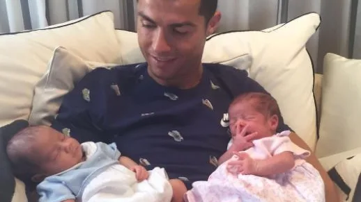 Cristiano Ronaldo, presenta a sus dos hijos