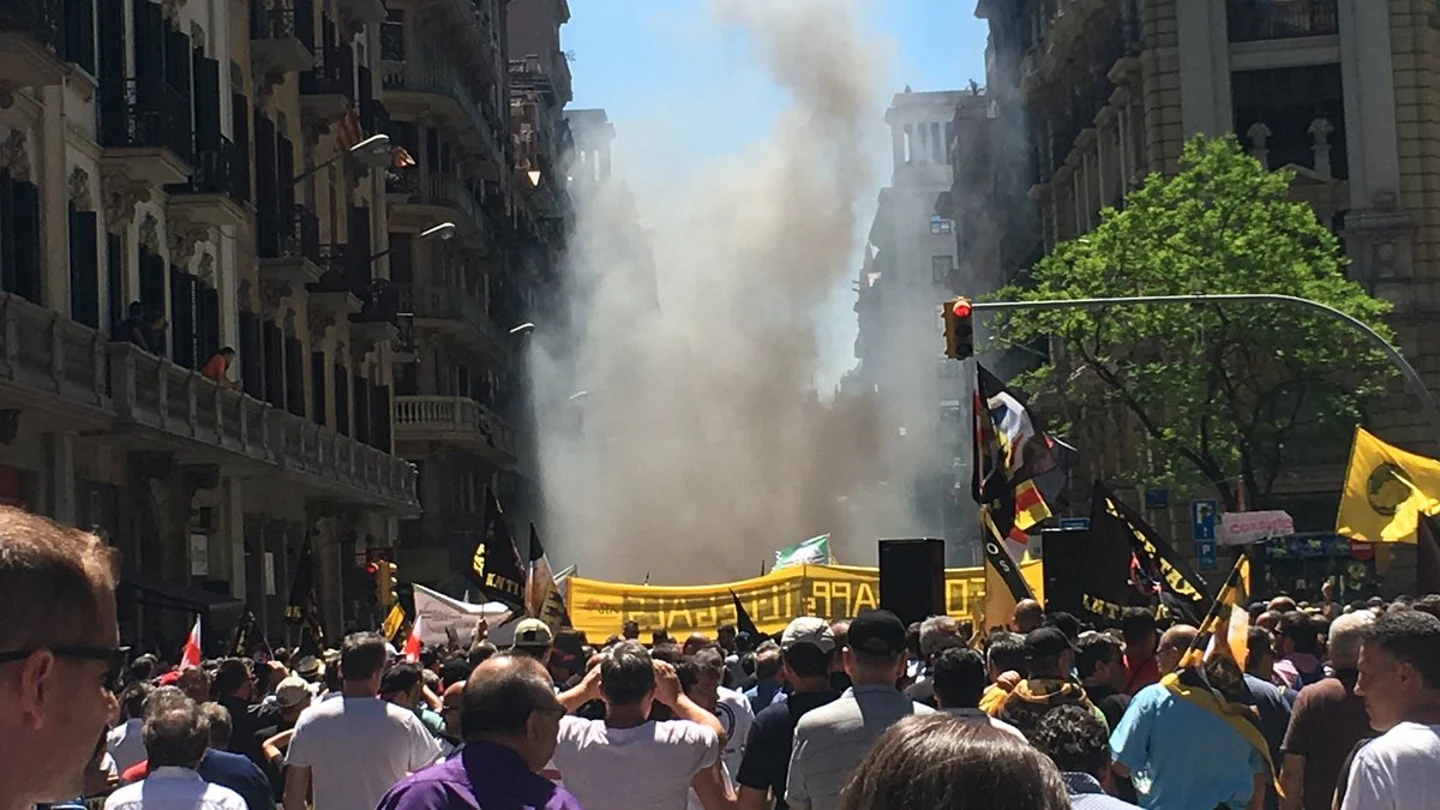 Los taxistas salen a la calle para protestar contra Uber y Cabify en Barcelona Los taxistas salen a la calle para protestar contra Uber y Cabify en Barcelona