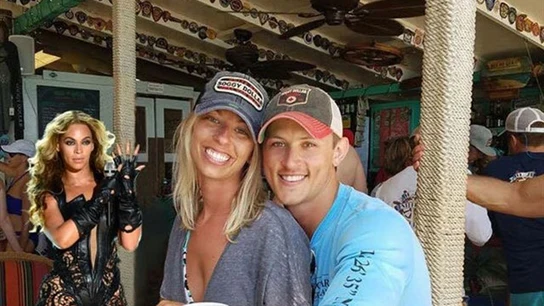 Una pareja pide que eliminen al hombre que está detrás de su foto de pedida e Internet les da una lección Una pareja pide que eliminen al hombre que está detrás de su foto de pedida e Internet les da una lección