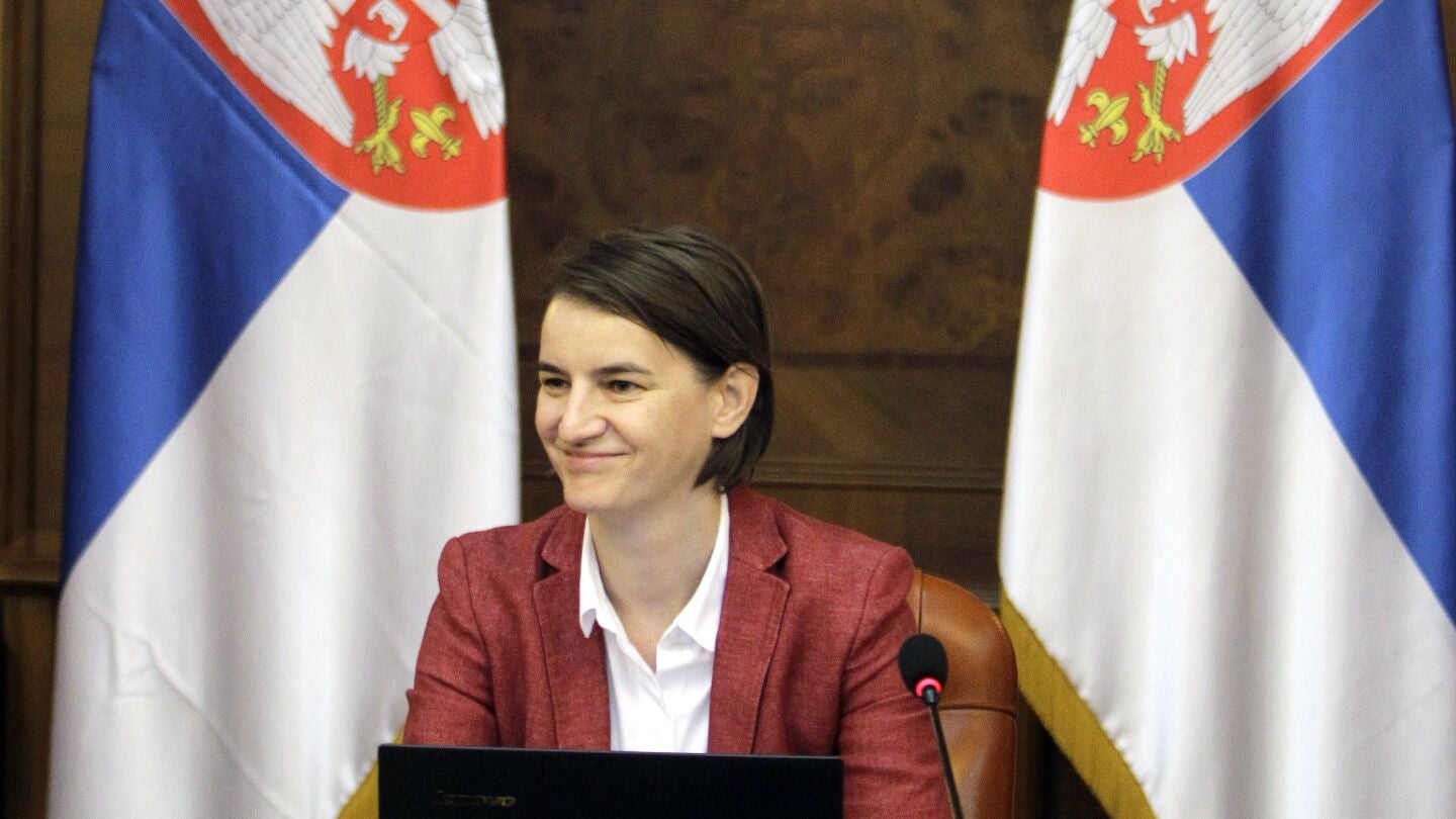 La nueva primera ministra serbia, Ana Brnabic, preside su primera reuni&oacute;n del Consejo de Ministros en Belgrado (Serbia)