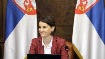 La nueva primera ministra serbia, Ana Brnabic, preside su primera reunión del Consejo de Ministros en Belgrado (Serbia)