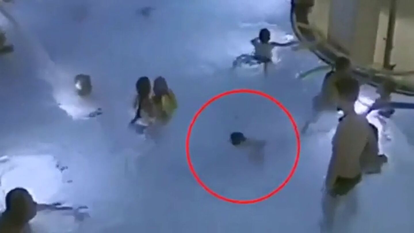 Un ni&ntilde;o se puede ahogar en una piscina repleta de gente sin que nadie se de cuenta