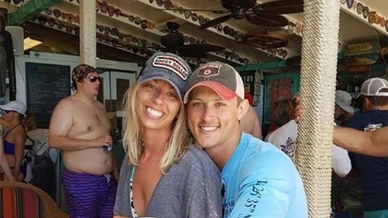 Una pareja pide que eliminen al hombre que está detrás de su foto de pedida Una pareja pide que eliminen al hombre que está detrás de su foto de pedida