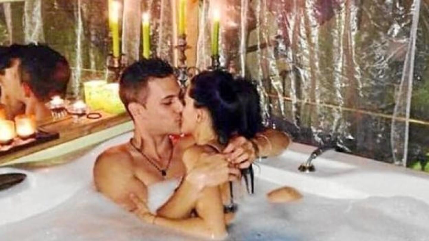 Samuel Ben&iacute;tez junto a su novia Andrea