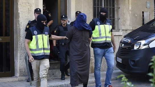 Efectivos de la Policía trasladan a un hombre detenido en la localidad de Inca Efectivos de la Policía trasladan a un hombre detenido en la localidad de Inca