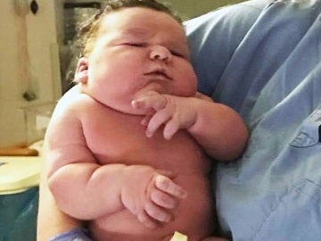 Una mujer da a luz a un bebé de siete kilos Una mujer da a luz a un bebé de siete kilos