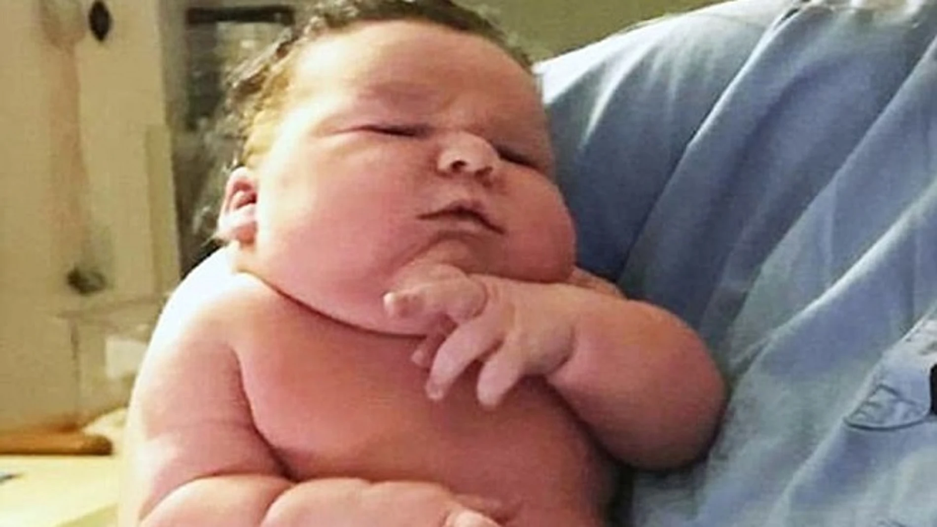 Una mujer da a luz a un bebé de siete kilos