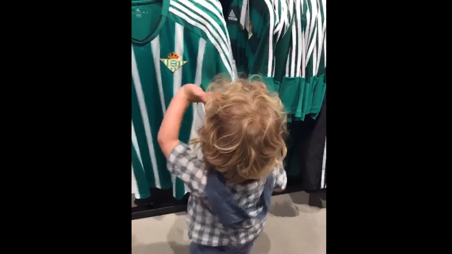 Iago cantando el himno del Betis Iago cantando el himno del Betis