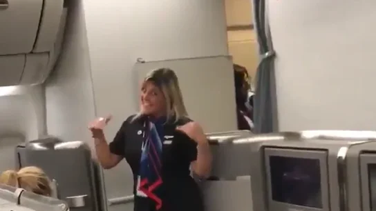 Una azafata, bailando el 'Waka Waka' delante de Skakira Una azafata, bailando el 'Waka Waka' delante de Skakira