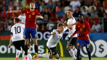 Los jugadores alemanes celebran su victoria en el Europeo ante España