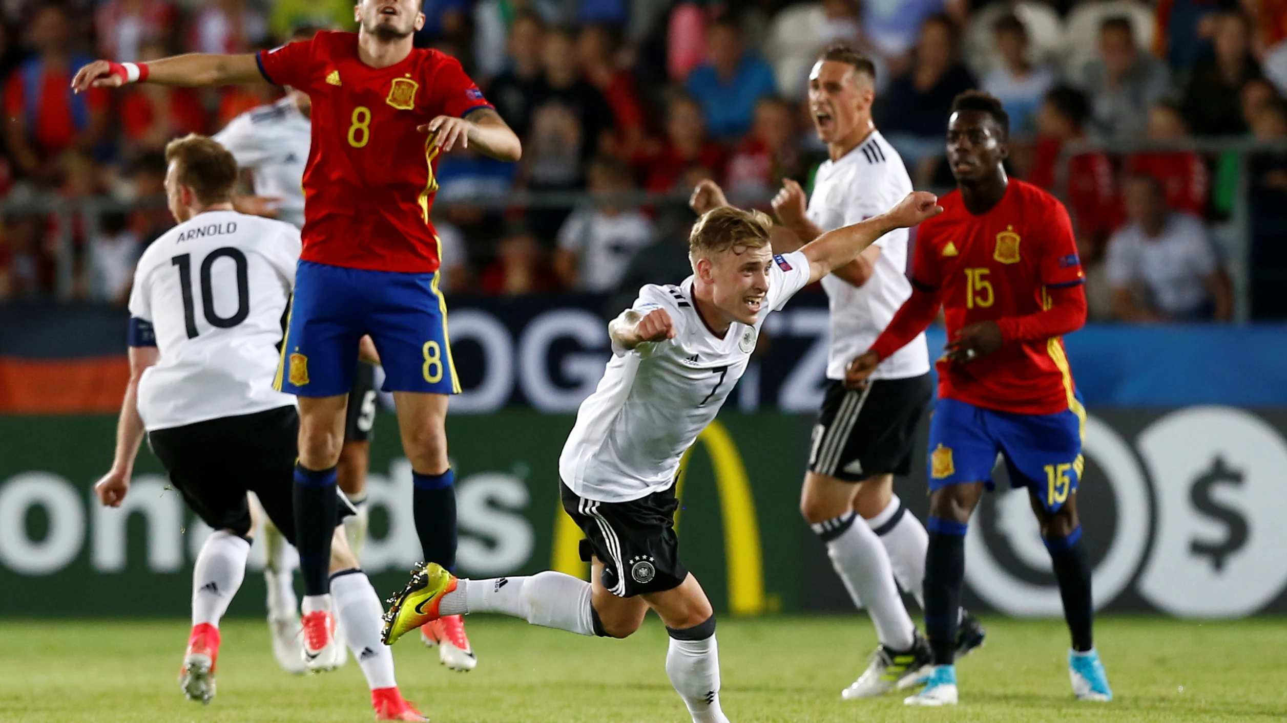 Los jugadores alemanes celebran su victoria en el Europeo ante España