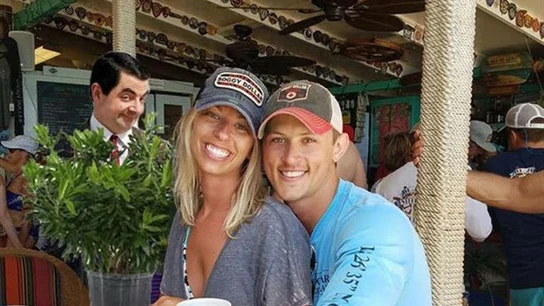 Una pareja pide que eliminen al hombre que está detrás de su foto de pedida e Internet les da una lección Una pareja pide que eliminen al hombre que está detrás de su foto de pedida e Internet les da una lección