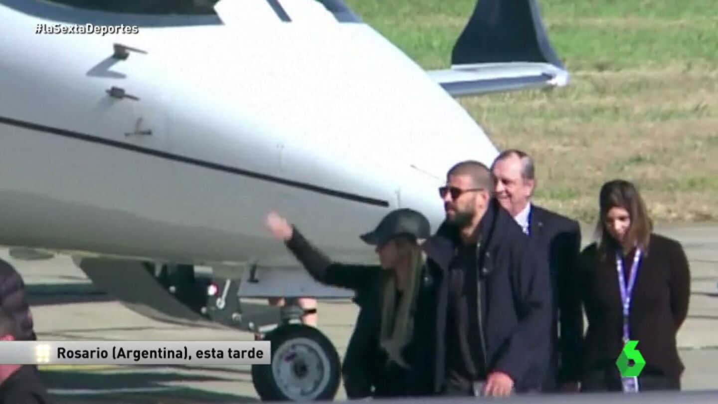 Shakira y Piqu&eacute; a su llegada a Argentina