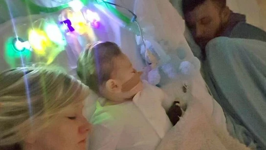 El último adiós a Charlie: los padres se despiden antes de que sea desconectado El último adiós a Charlie: los padres se despiden antes de que sea desconectado