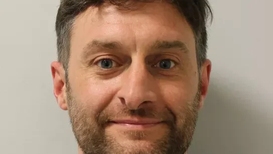 Alex Chivers golpea a una joven musulmana con un paquete de bacon Alex Chivers golpea a una joven musulmana con un paquete de bacon