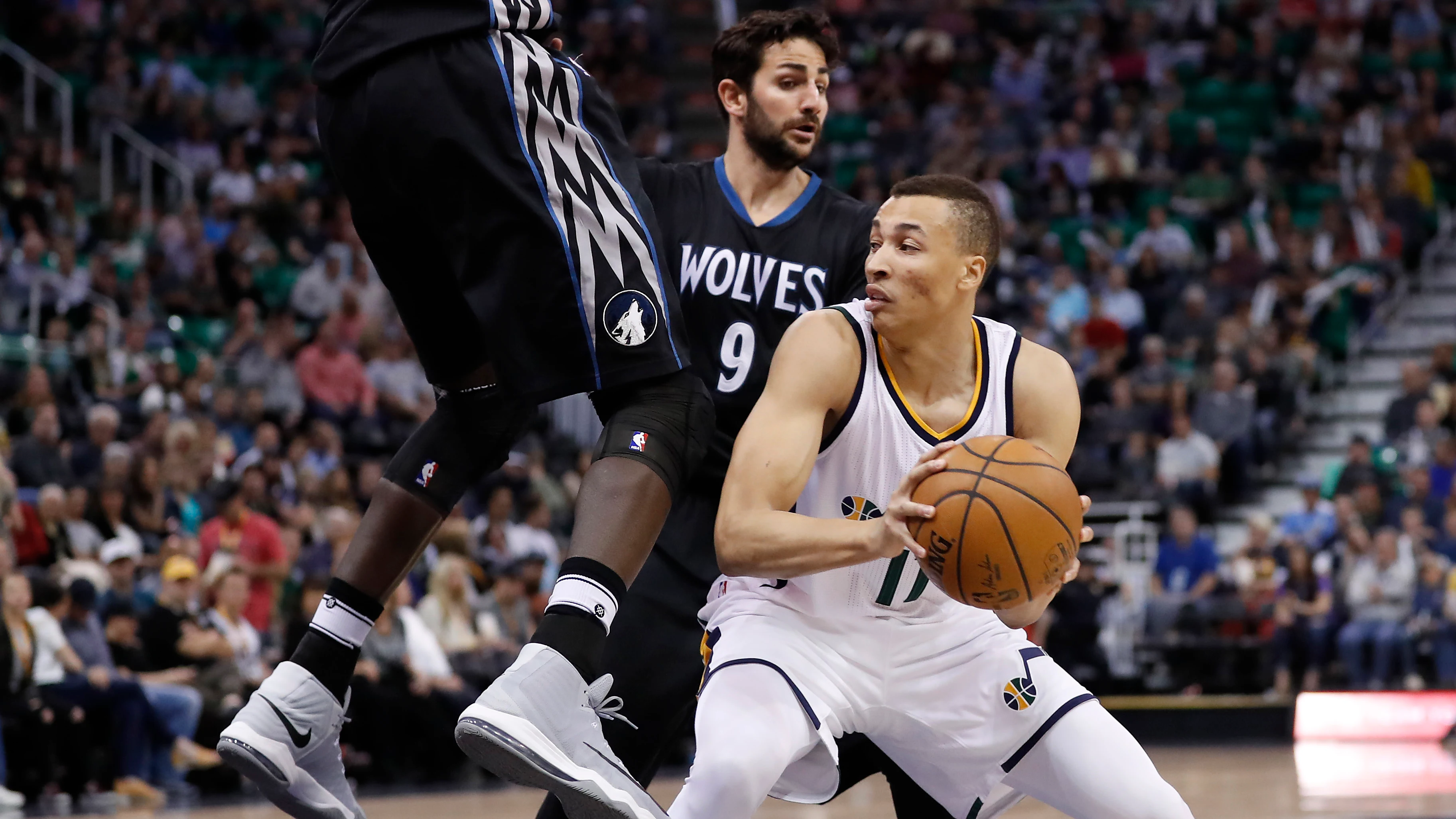 Ricky Rubio, intentando defender a Dante Exum