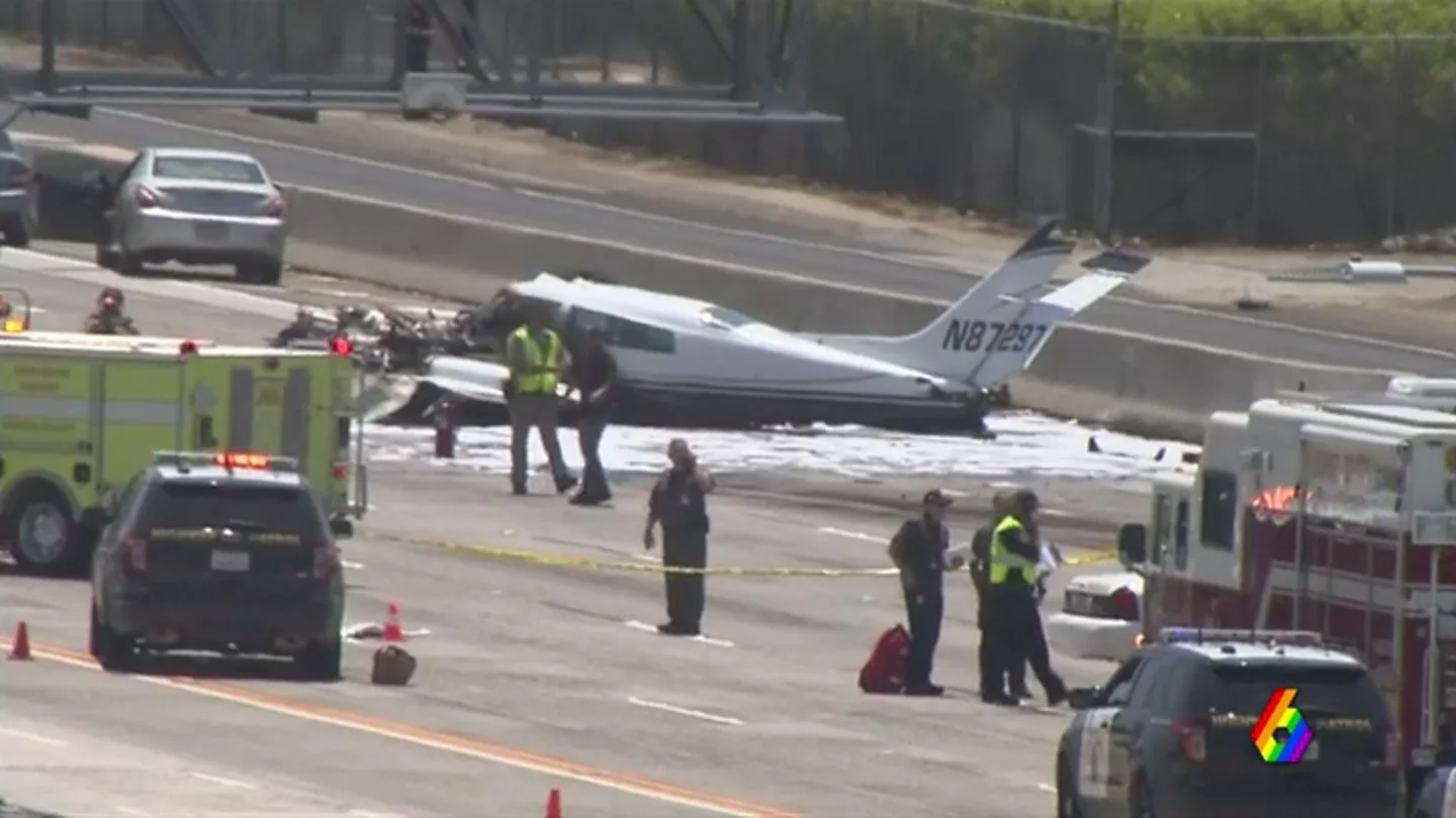 Una avioneta se estrella en mitad de la autopista de San Diego Una avioneta se estrella en mitad de la autopista de San Diego