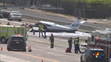 Una avioneta se estrella en mitad de la autopista de San Diego 