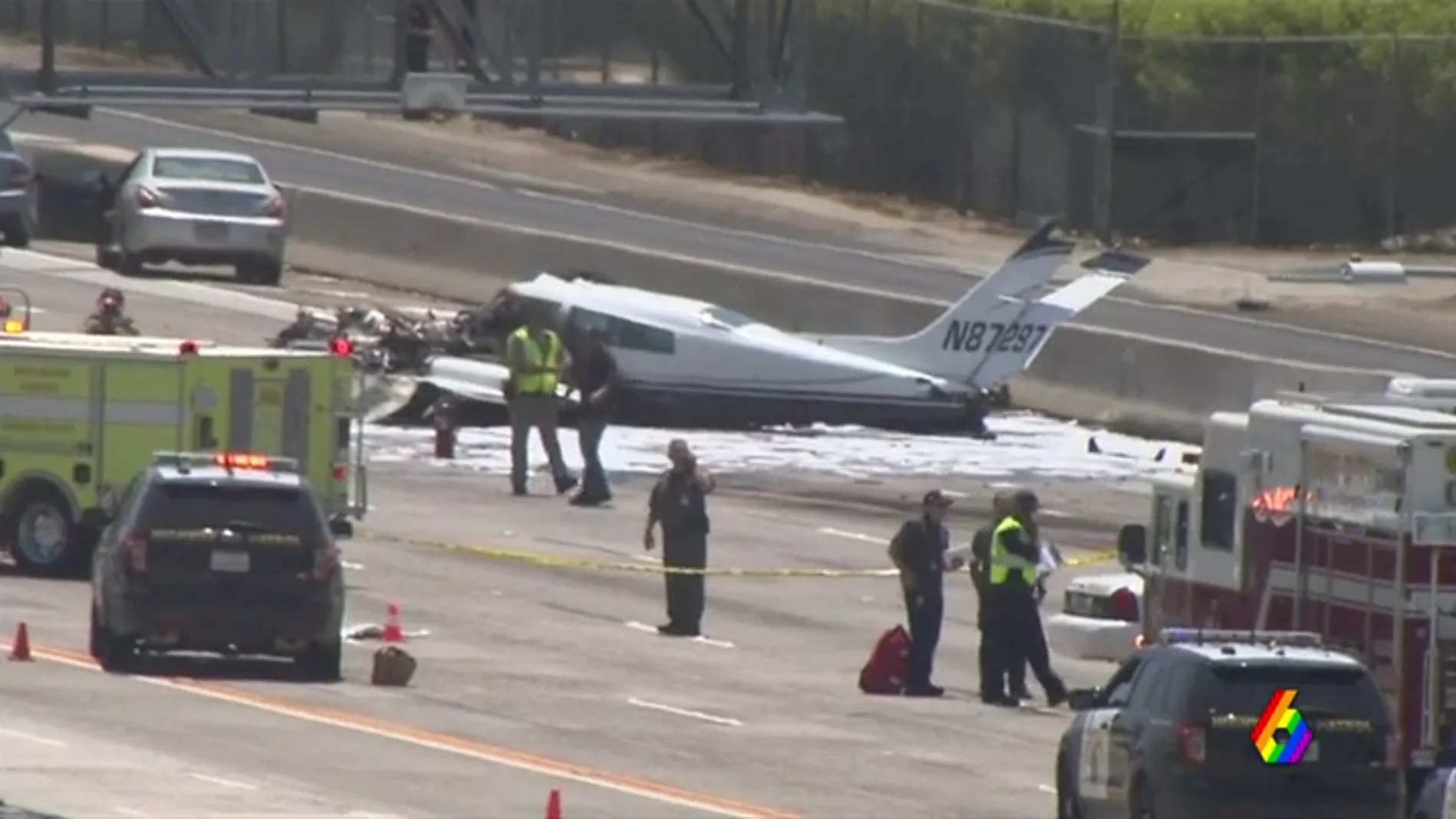 Una avioneta se estrella en mitad de la autopista de San Diego 