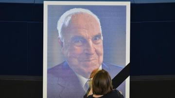 Mandatarios presentan respetos a Helmut Kohl