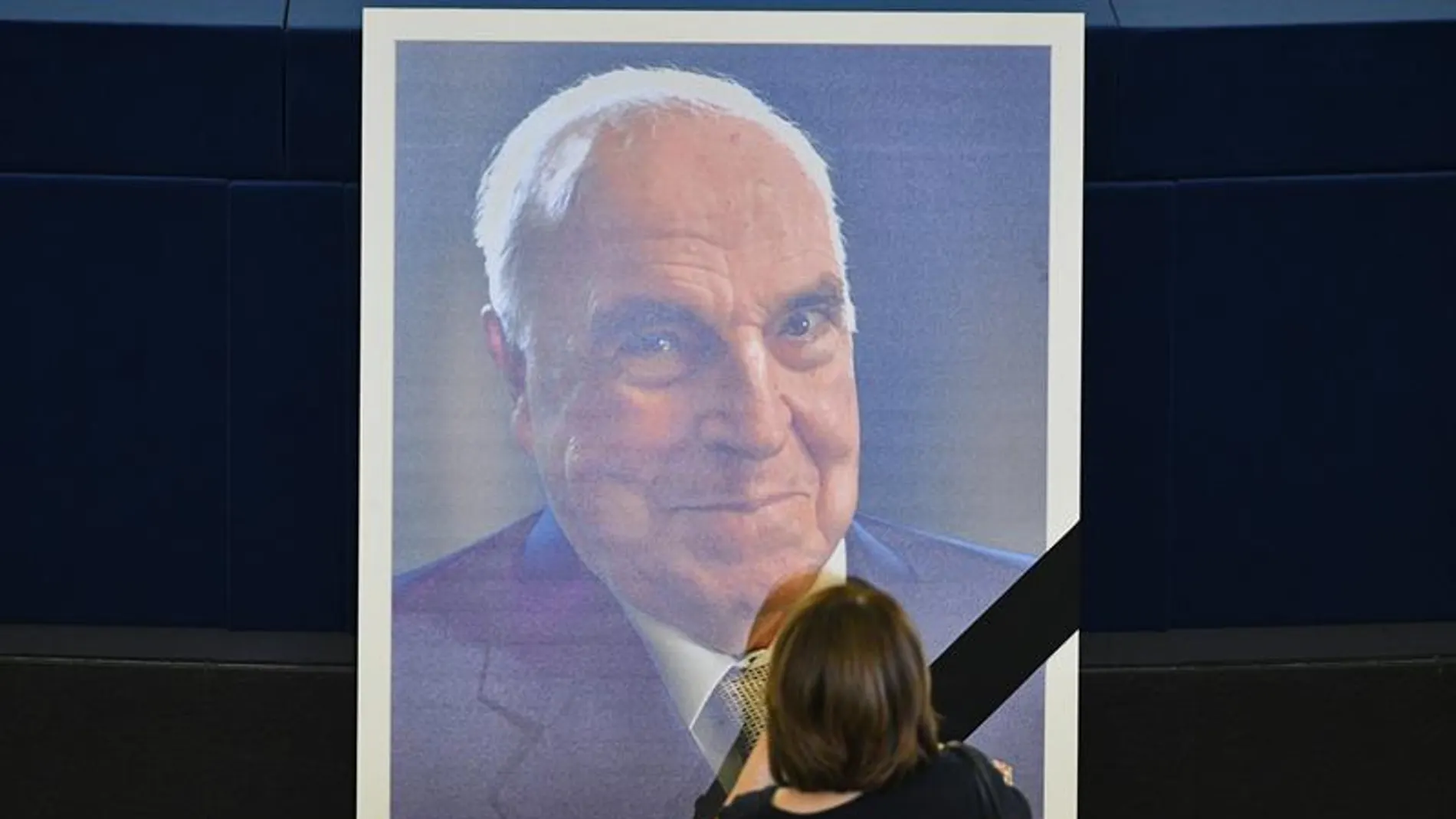 Mandatarios presentan respetos a Helmut Kohl
