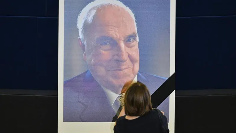 Mandatarios presentan respetos a Helmut Kohl