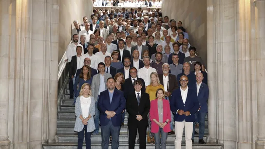 El govern de la Generalitat junto a 500 alcaldes catalanes El govern de la Generalitat junto a 500 alcaldes catalanes