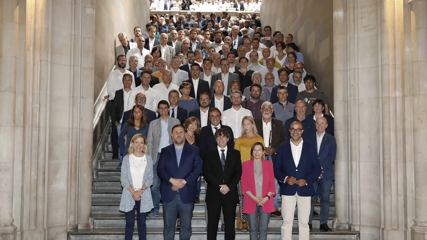 El govern de la Generalitat junto a 500 alcaldes catalanes El govern de la Generalitat junto a 500 alcaldes catalanes