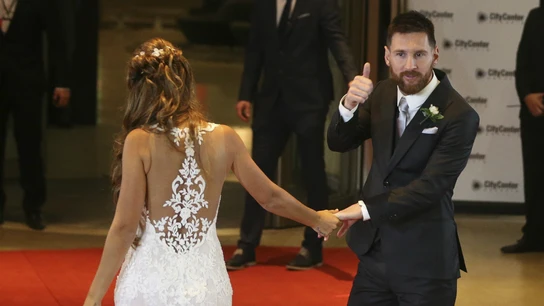 Messi hace el gesto de O.K. a la cámara Messi hace el gesto de O.K. a la cámara