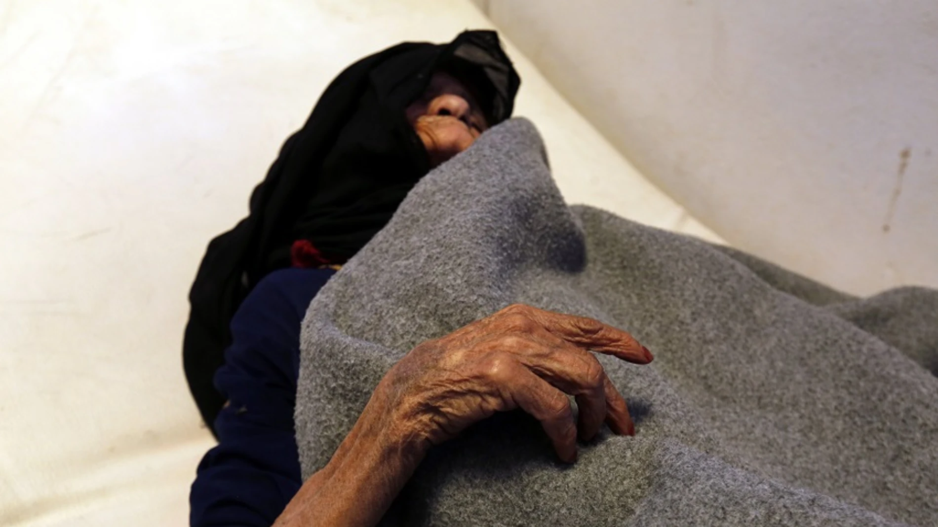 Una mujer recibe tratamiento contra el cólera en un hospital de Saná (Yemen)